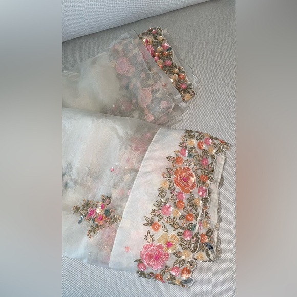 Beautiful White Saree with blush pink blouse - Picture 4 of 8